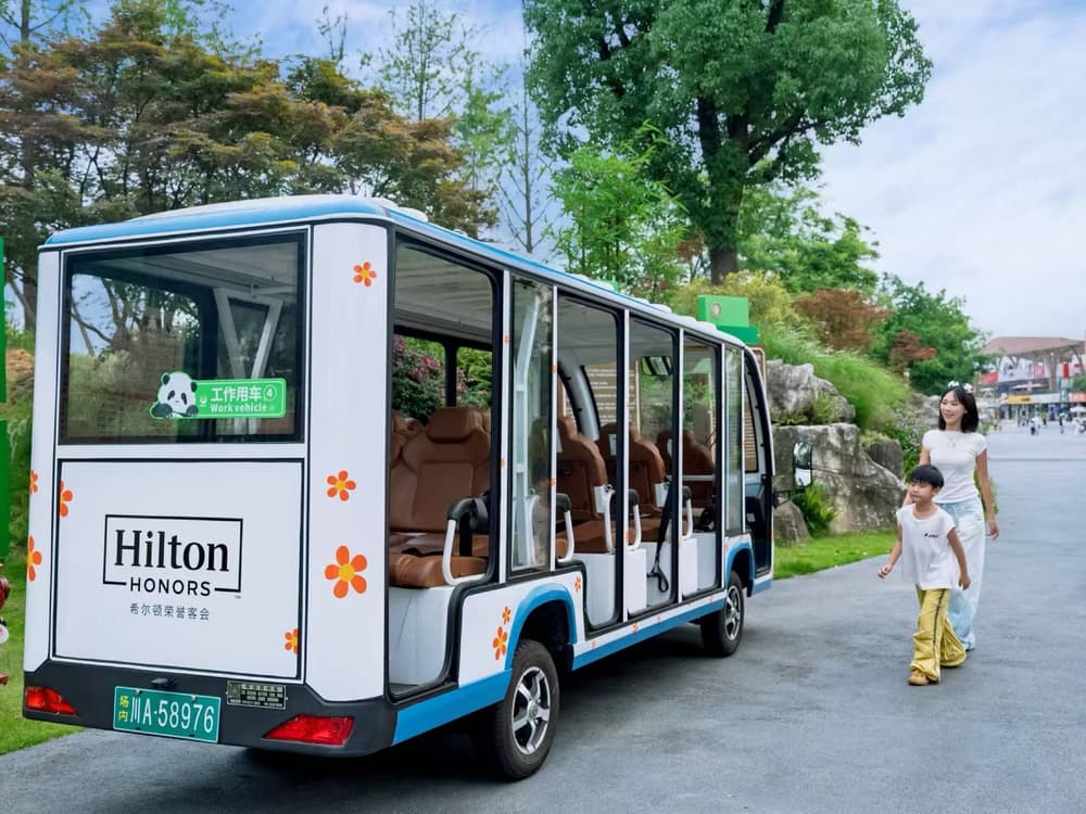 Chengdu Research Base of Giant Panda Breeding | Hilton Honors Exclusive Access: Dedicated Entry + Private Guided Tram + Customized Guided Tour Experience Package - October 5, 2026  9:00 AM Session|Points Redemption|Chinese Commentary