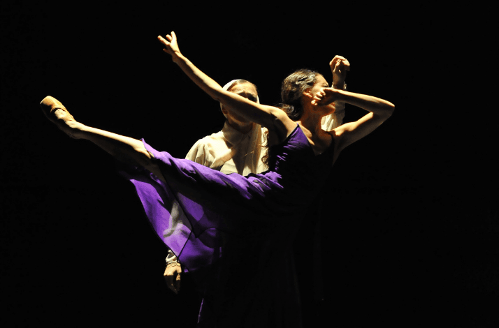 Go backstage at AKM, and watch Afife from privileged seats