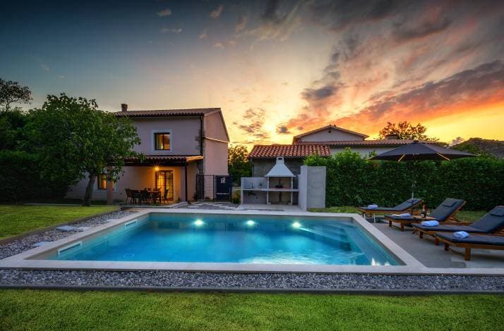 Live Istrian traditions in a restored 200-year-old stone house